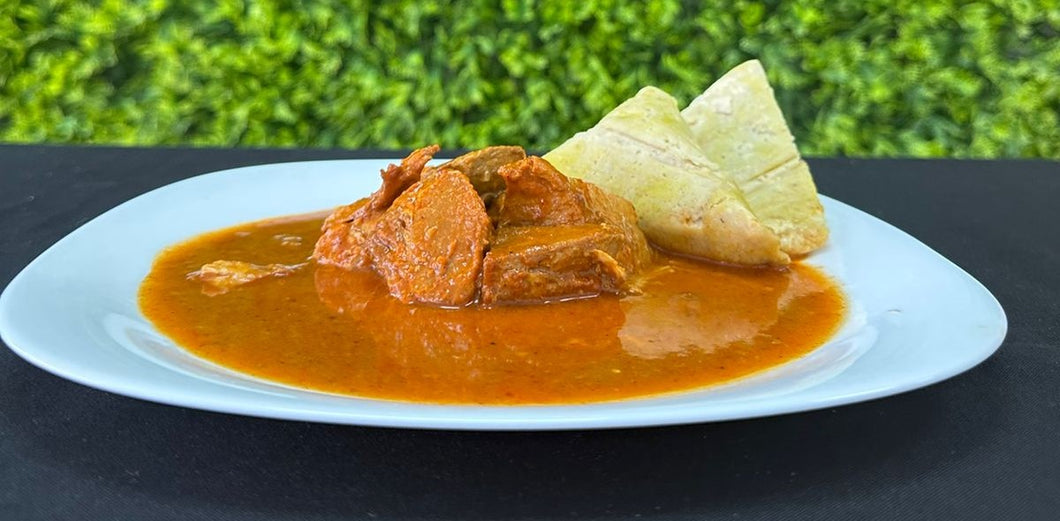 CARNE DE CERDO EN SALSA DE GUAJILLO CON CORUNDAS