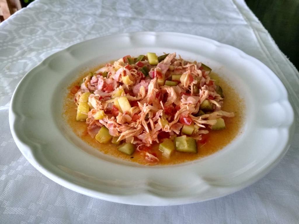 POLLO DESHEBRADO CON CALABACITAS A LA MEXICANA